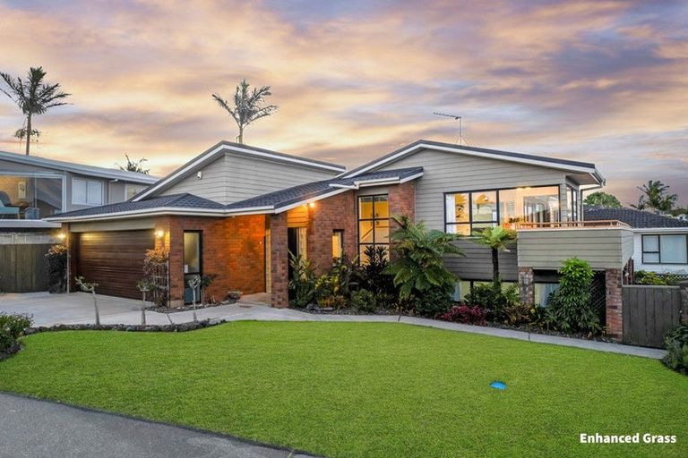 Photo of property in 1/46 Westpark Drive, West Harbour, Auckland, 0618