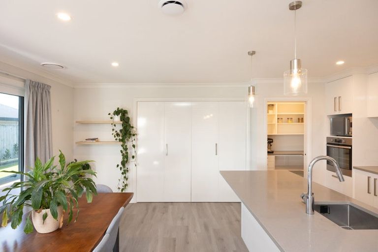 Photo of property in 6 Atlantic Drive, Fitzherbert, Palmerston North, 4410