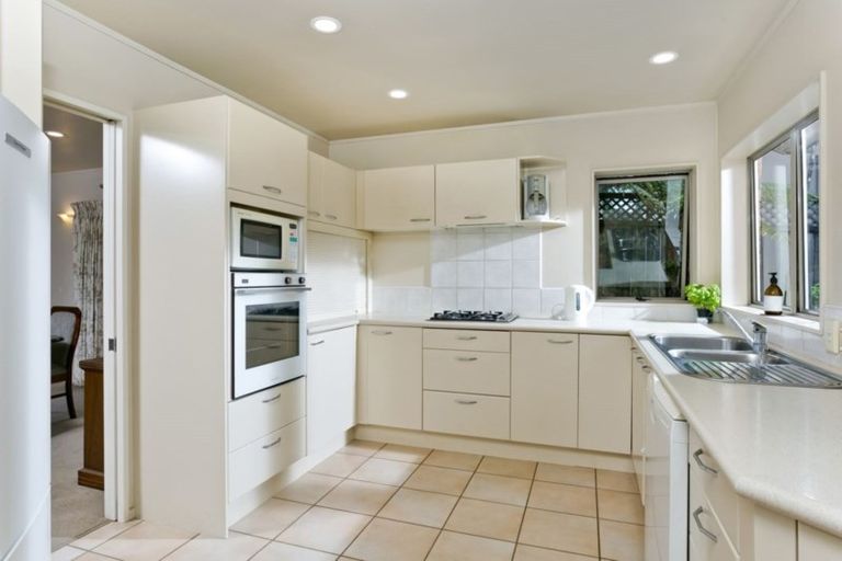 Photo of property in 8 Falstone Lane, Browns Bay, Auckland, 0630
