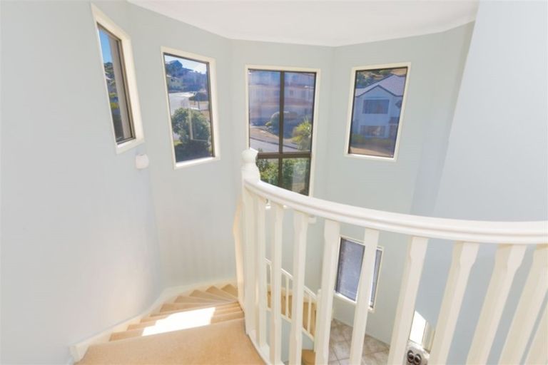 Photo of property in 42 Dress Circle, Newlands, Wellington, 6037
