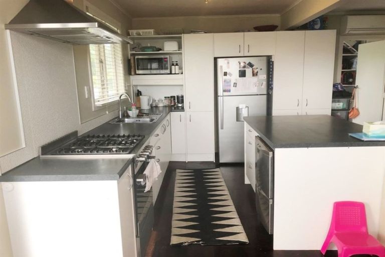Photo of property in 17 Beverly Place, New Lynn, Auckland, 0600