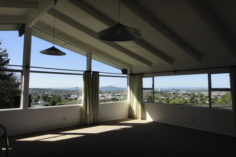 Photo of property in 639a Glenfield Road, Totara Vale, Auckland, 0629