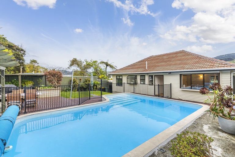 Photo of property in 24 Ranui Terrace, Tawa, Wellington, 5028