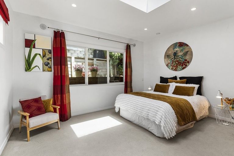 Photo of property in 353 Karaka Bay Road, Karaka Bays, Wellington, 6022