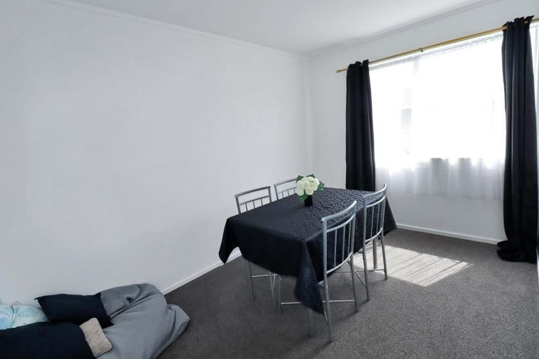 Photo of property in 2a Colchester Crescent, Newlands, Wellington, 6037