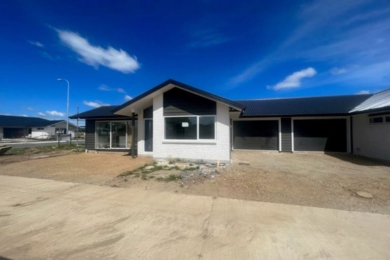 Photo of property in 4 Van Baarle Close, Carterton, 5713