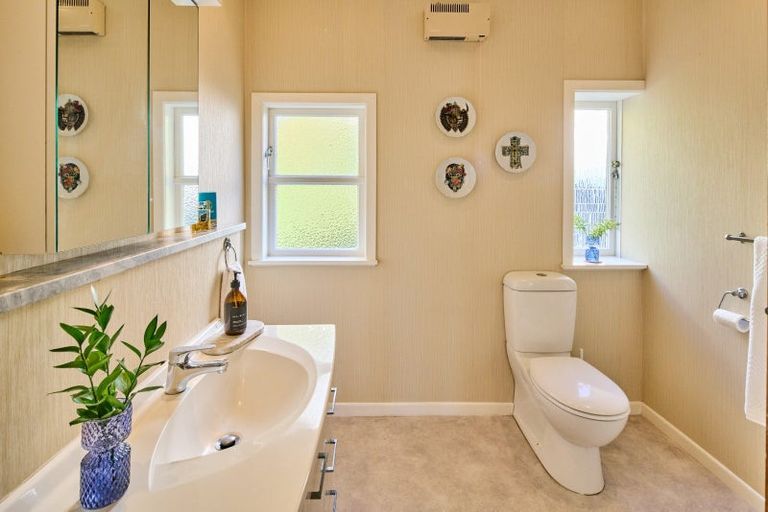 Photo of property in 338 Oriental Parade, Oriental Bay, Wellington, 6011