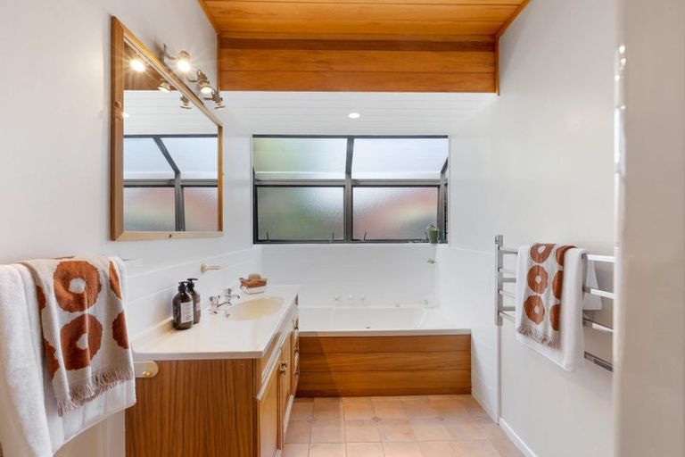 Photo of property in 5 Crestview Place, Browns Bay, Auckland, 0630