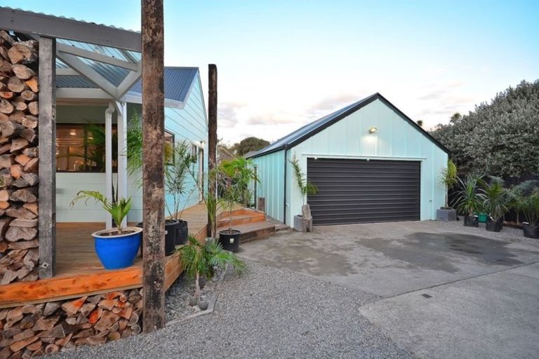 Photo of property in 2 Island View Terrace, Waikanae Beach, Waikanae, 5036