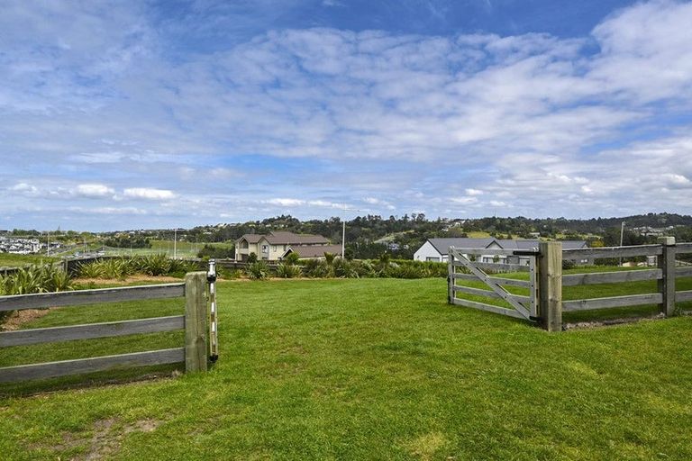 Photo of property in 9 Ridgelea Road, Long Bay, Albany, 0792