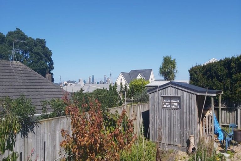 Photo of property in 9 Birkley Road, Bayswater, Auckland, 0622