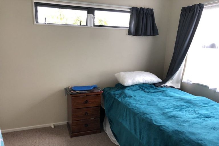 Photo of property in 20 Ward Crescent, Te Atatu Peninsula, Auckland, 0610