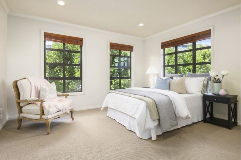 Photo of property in 33 Point View Drive, East Tamaki Heights, Auckland, 2016