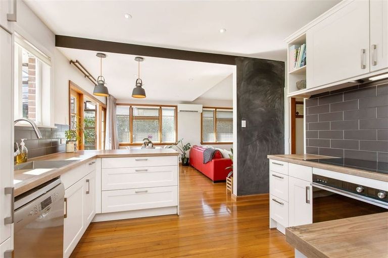 Photo of property in 28 Aorangi Road, Bryndwr, Christchurch, 8053