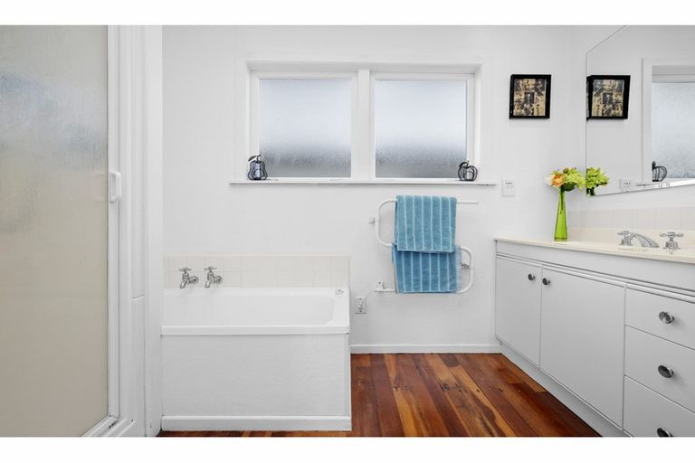 Photo of property in 16b Campbell Street, Waiuku, 2123