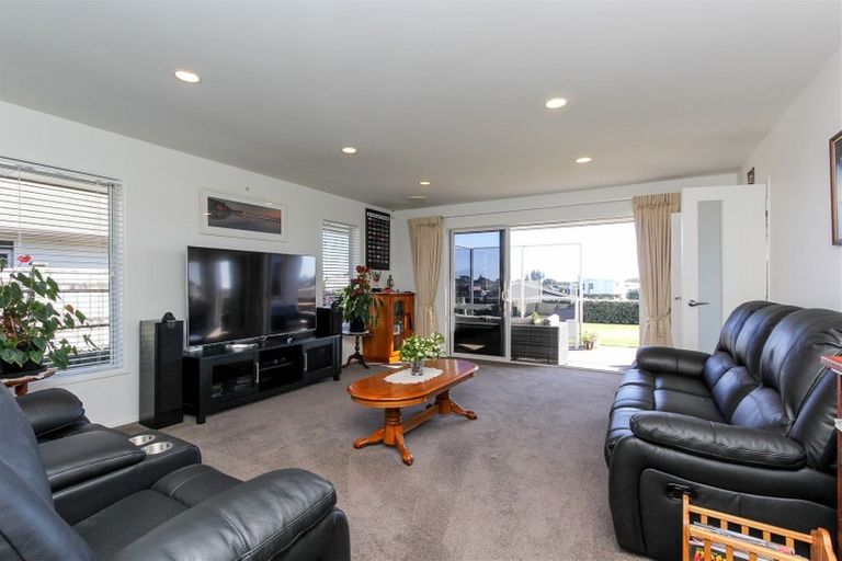 Photo of property in 8 Sampson Avenue, Waiwhakaiho, New Plymouth, 4312