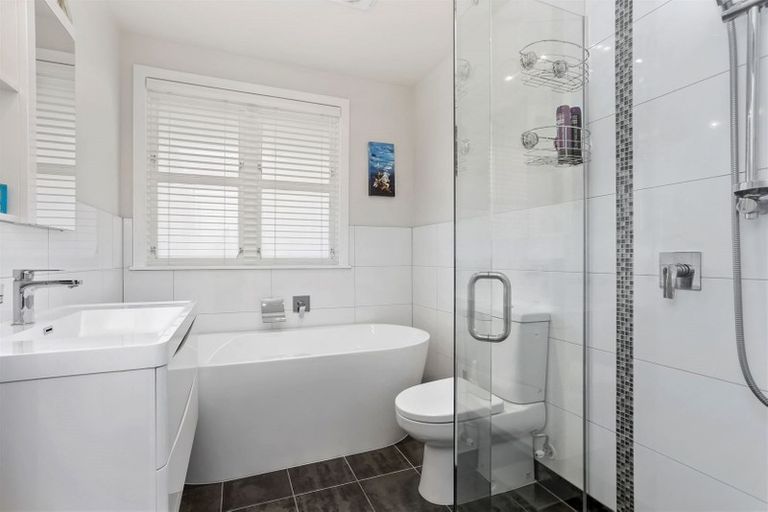 Photo of property in 48 Tiroroa Avenue, Te Atatu South, Auckland, 0610