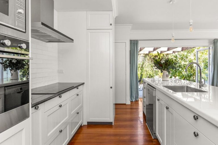 Photo of property in 28 Tauroa Road, Havelock North, 4130