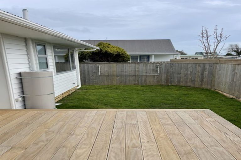 Photo of property in 102 Ryder Crescent, Levin, 5510