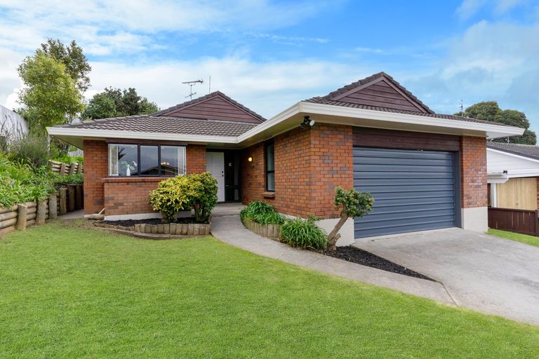 Photo of property in 3/15 Kurnell Drive, Botany Downs, Auckland, 2010