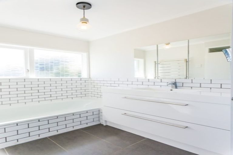 Photo of property in 46 Woodstock Road, Forrest Hill, Auckland, 0620