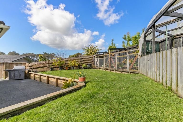 Photo of property in 18 Temuri Place, Glendene, Auckland, 0602