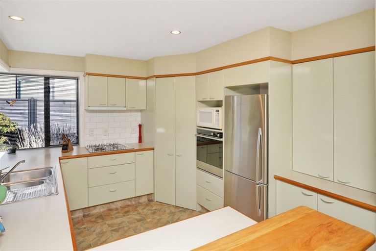 Photo of property in 2/112 Memorial Avenue, Burnside, Christchurch, 8053