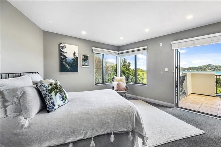 Photo of property in 5 Bunker Way, Strathmore Park, Wellington, 6022