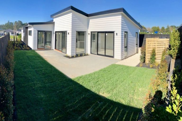 Photo of property in 40 Lumbarda Drive, Kumeu, 0810