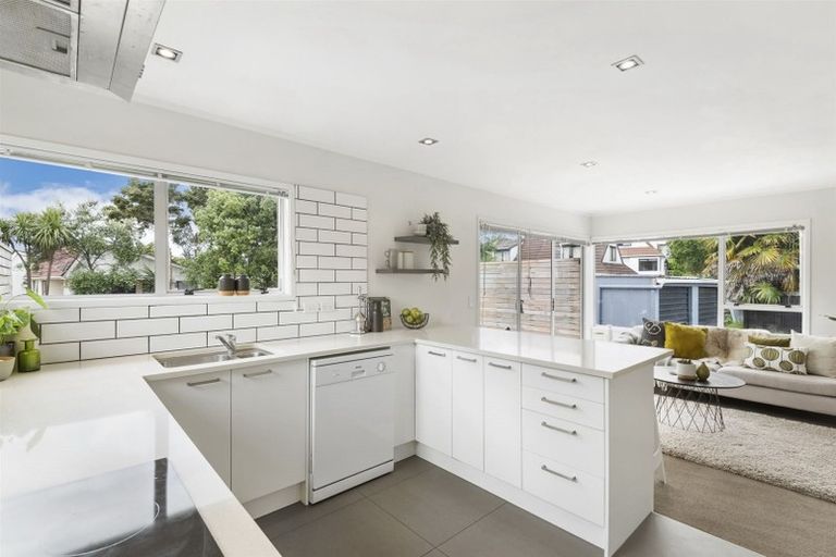 Photo of property in 2/5 Mannering Place, Hillcrest, Auckland, 0627