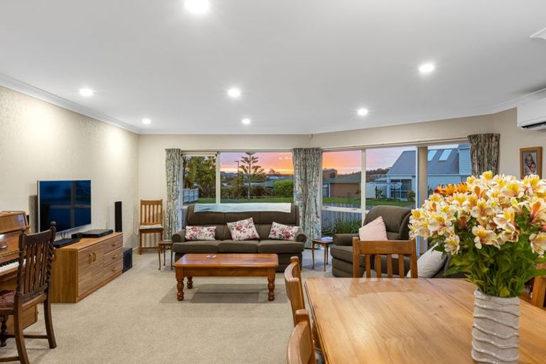 Photo of property in 6 Settlers Grove, Orewa, 0931