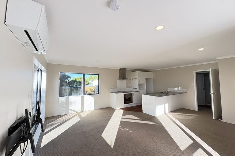 Photo of property in 86b Royal View Road, Te Atatu South, Auckland, 0610