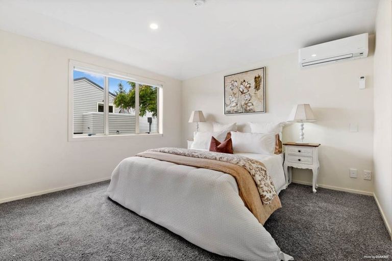 Photo of property in 2/24 Fields Parade, Oteha, Auckland, 0632