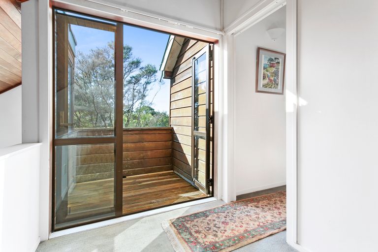 Photo of property in 1048 Scenic Drive North, Swanson, Auckland, 0816