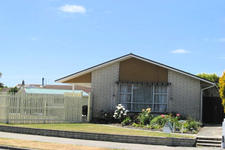 Photo of property in 32 Delaware Crescent, Russley, Christchurch, 8042