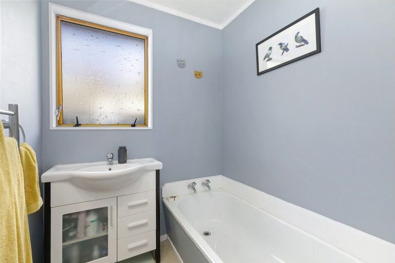 Photo of property in 2/5 Taunton Way, Pinehaven, Upper Hutt, 5019