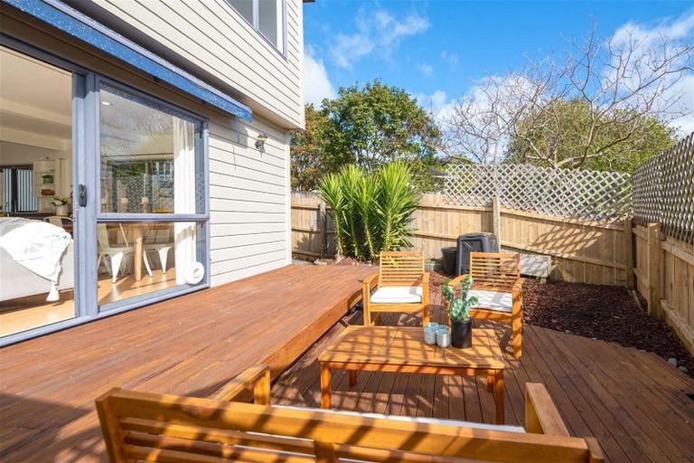 Photo of property in 6 Exmouth Road, Northcote, Auckland, 0627