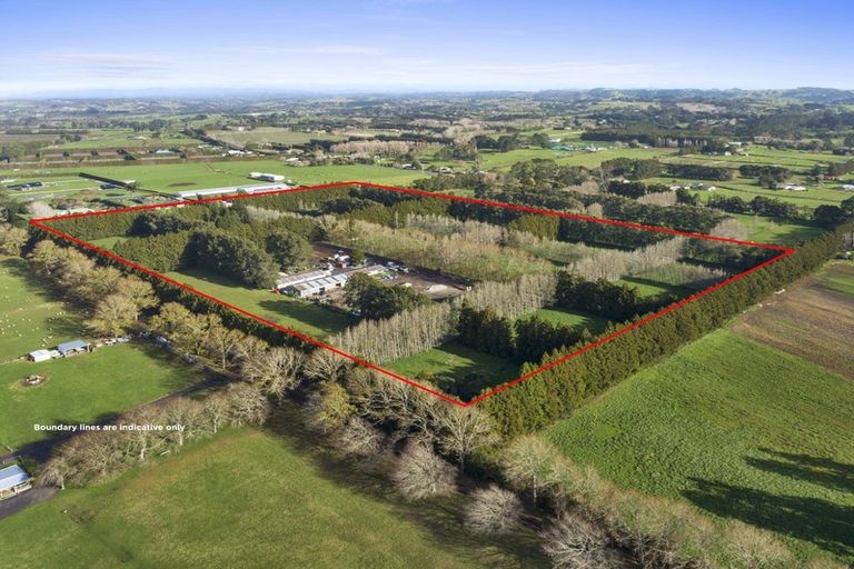 Photo of property in 876 Waitakere Road, Kumeu, 0891