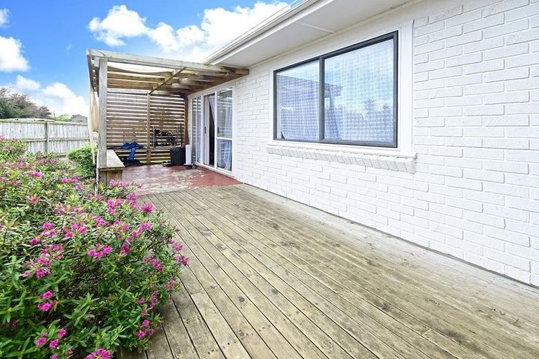 Photo of property in 31 Corsair Crescent, Mangere, Auckland, 2022