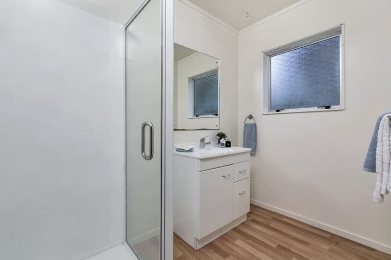 Photo of property in 2/125 Beach Haven Road, Beach Haven, Auckland, 0626