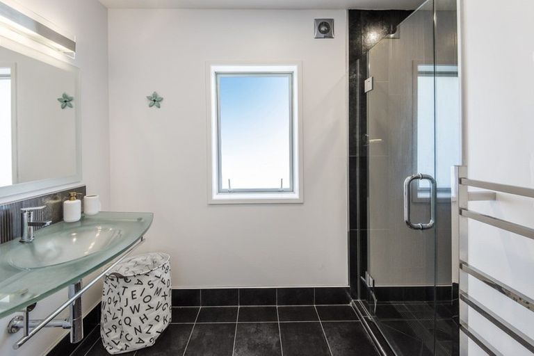 Photo of property in 2/41 Merani Street, Narrow Neck, Auckland, 0622