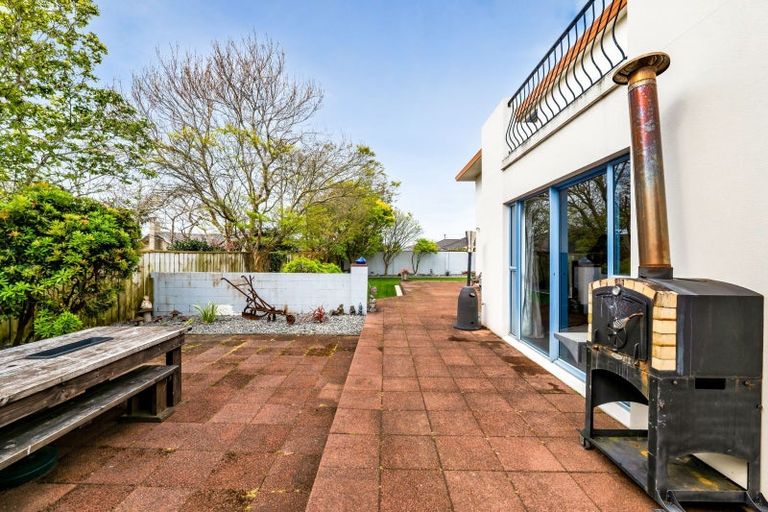 Photo of property in 8 Taylor Place, Merrilands, New Plymouth, 4312