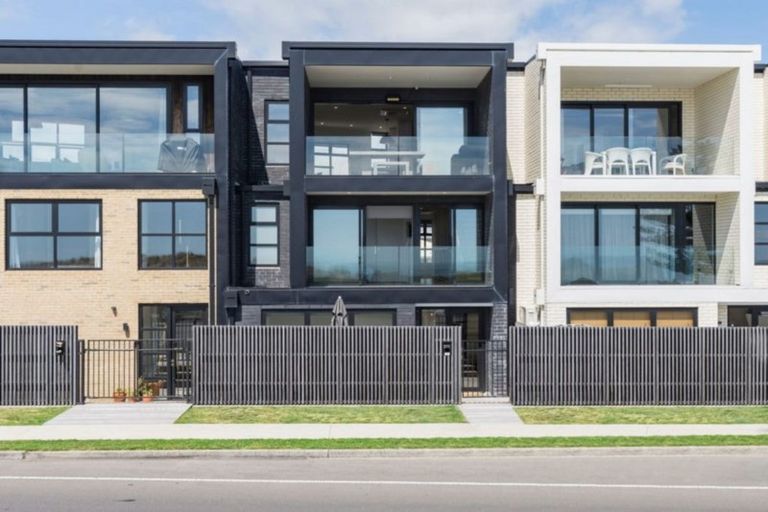 Photo of property in 211 Marine Parade, Mount Maunganui, 3116