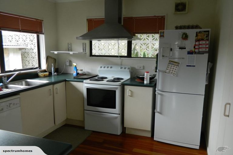 Photo of property in 25 Stewart Drive, Newlands, Wellington, 6037