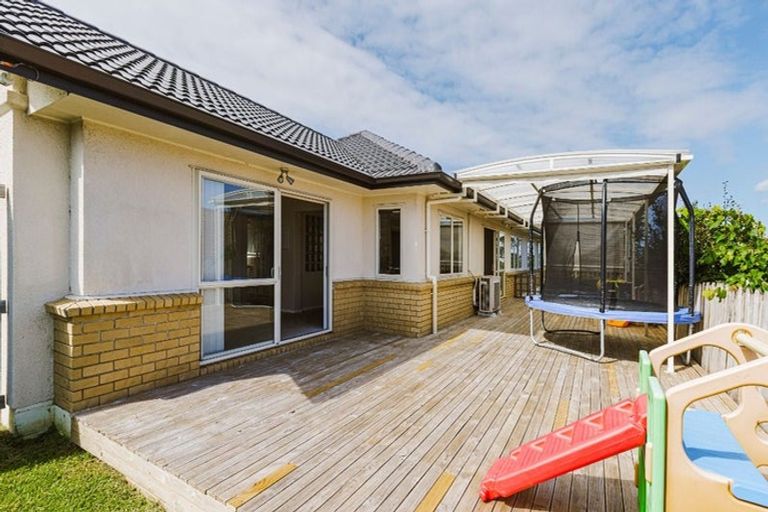 Photo of property in 24 Corta Bella Place, Golflands, Auckland, 2013