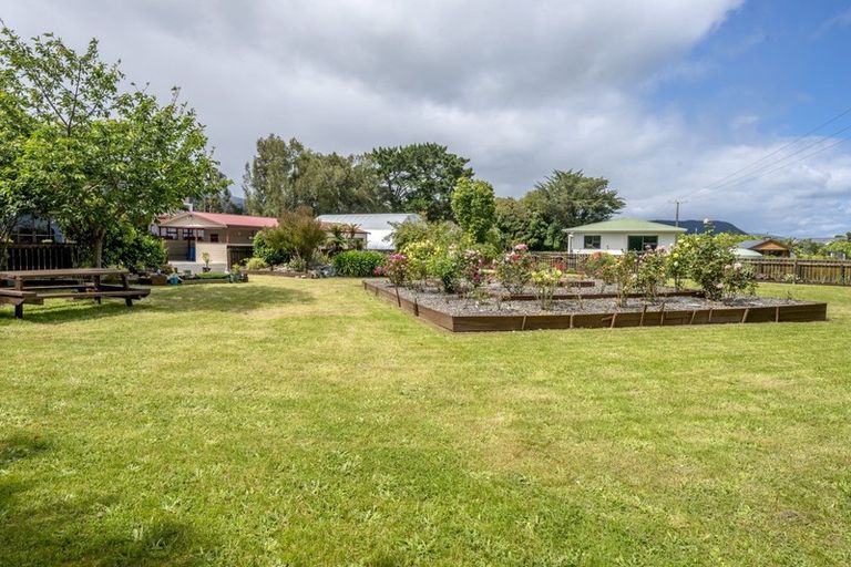 Photo of property in 55 Waikawa Beach Road, Manakau, Levin, 5573