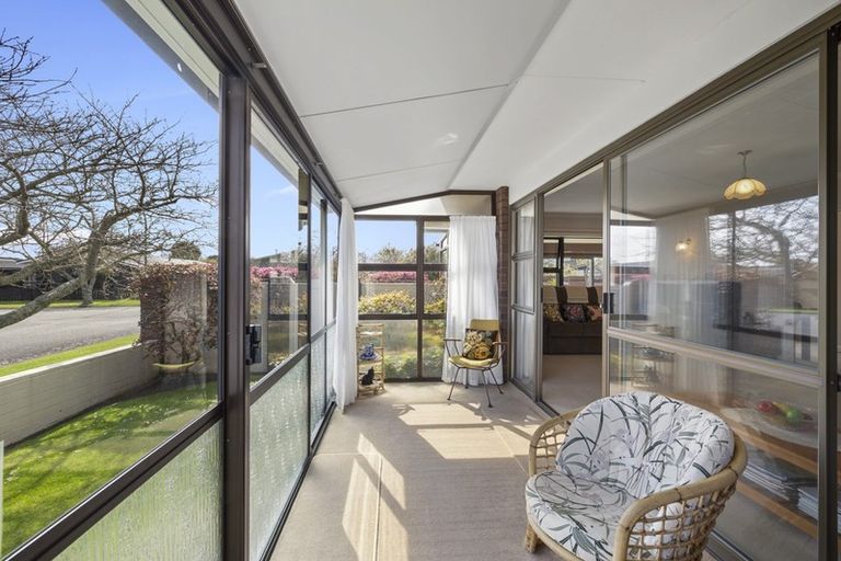 Photo of property in 1 Hunter Place, Merrilands, New Plymouth, 4312