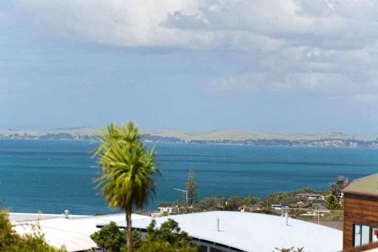 Photo of property in 2/401 East Coast Road, Mairangi Bay, Auckland, 0630