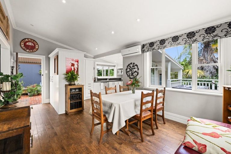 Photo of property in 4 Terrace Lane, Hospital Hill, Napier, 4110