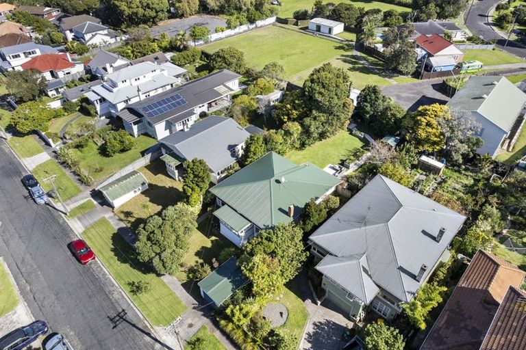 Photo of property in 12 Niccol Avenue, Narrow Neck, Auckland, 0624